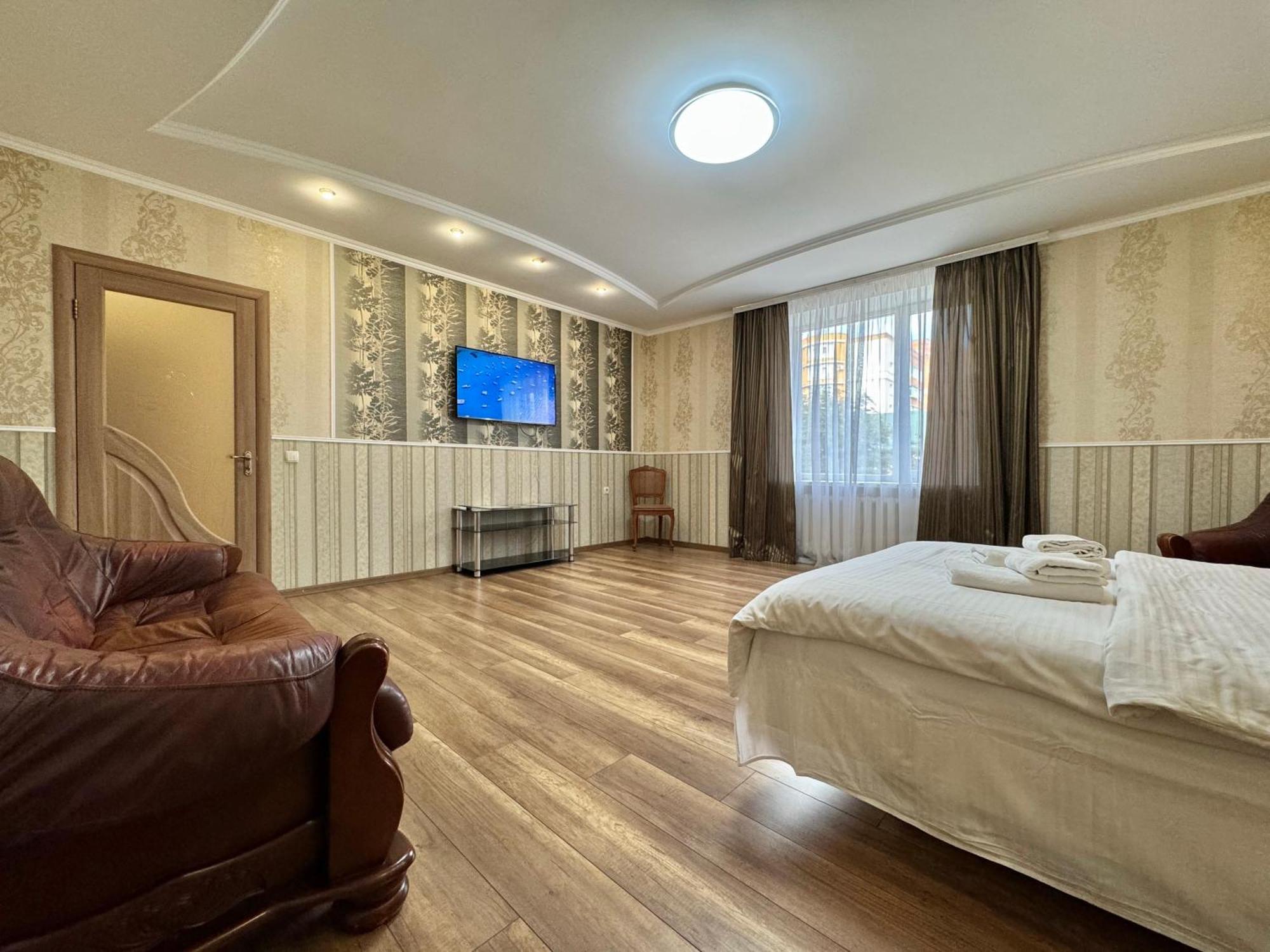 Apartpoltava: Spacious Comfort in Polтава's Heart Exterior photo